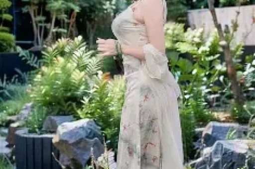 胡兵薛佳凝粉红女郎20年后同框一个脸僵全是褶一个白胡子发嗲