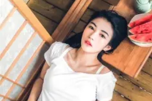 IU与边佑锡在《完美王冠》片场练习华尔兹与吻戏的趣味花絮！
